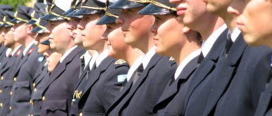 Efter examen får de nya officerarna och specialistofficerarna direkt anställning i Försvarsmakten