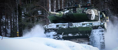 Stridsvagn 122 under framryckning i vintermiljö